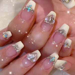 Ongles en gel ornés de pierres précieuses