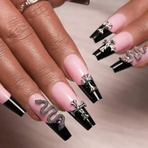 Manucure artistique avec bijoux